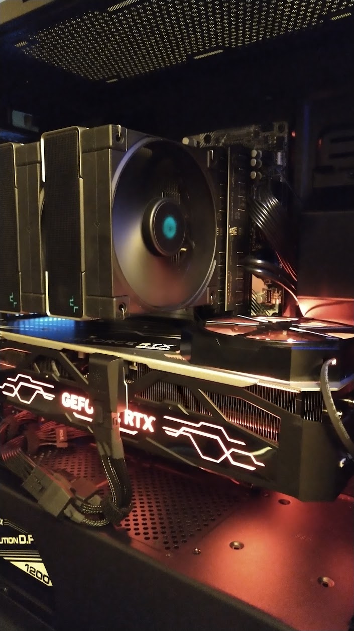 光るグラフィックボードを搭載したPC内部